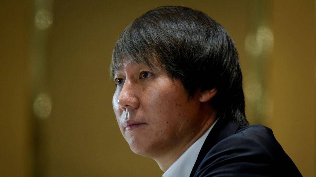 但这球奥斯梅恩越位了，进球无效，尤文仍1-0领先那不勒斯【比赛焦点瞬间】第7分钟，尤文反击推进，坎比亚索内切的射门偏出第8分钟，洛博特卡右路似传似射，什琴斯尼把球按在了门线上第9分钟，波利塔诺尝试一脚远射，打偏了第19分钟，尤文连续进攻，麦肯尼的倒钩被吹了犯规第39分钟，什琴斯尼扑出对手近距离的射门，不过这球也越位在先了半场结束前，克瓦拉茨赫利亚没有控制住情绪，用球砸人，吃到黄牌第50分钟，弗拉霍维奇远射中柱！